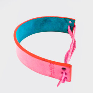 Bracciale piccolo con tre fori e laccetto rosa e azzurro con bordo rosso