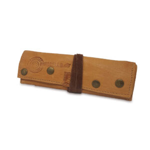 Portatabacco grande in pelle e camoscio giallo cadmio e marrone con borchie